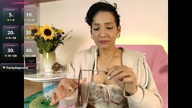 Elliee  online show from February 2025 04:16:01 PM