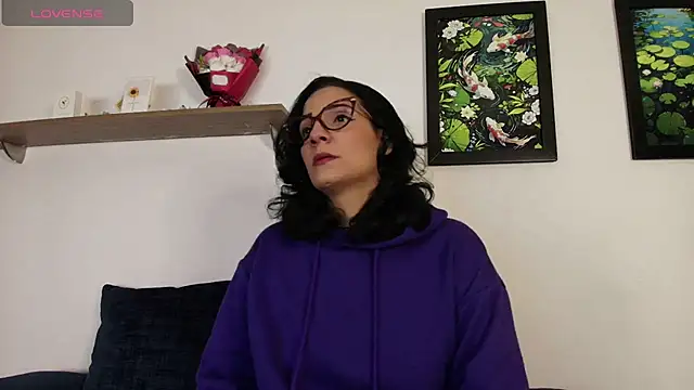 Snapshot of Elliee_ chatting on March 2026 04:10:02 PM Elliee online show from March 2026 04:10:02 PM