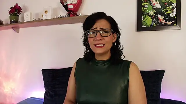 Snapshot of Elliee_ chatting on April 2026 01:59:02 PM Elliee online show from April 2026 01:59:02 PM