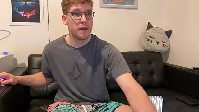 Snapshot of BlueEyedTallGuy94 chatting on December 2024 02:13:01 AM BlueEyedTallGuy94 online show from December 2024 02:13:01 AM