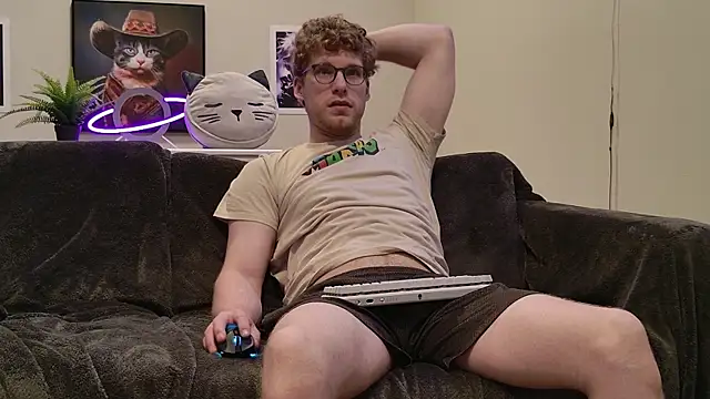 Snapshot of BlueEyedTallGuy94 chatting on November 2025 06:43:02 PM BlueEyedTallGuy94 online show from November 2025 06:43:02 PM