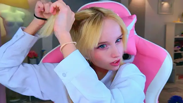 b4by LoL1 online show from February 2026 12:23:02 PM