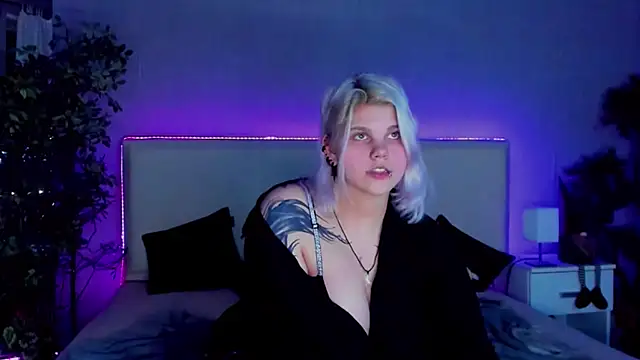 Snapshot of JoannLowe chatting on December 2024 11:20:01 PM JoannLowe online show from December 2024 11:20:01 PM