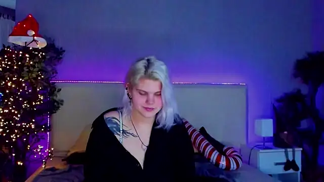 Snapshot of JoannLowe chatting on December 2024 08:25:02 PM JoannLowe online show from December 2024 08:25:02 PM