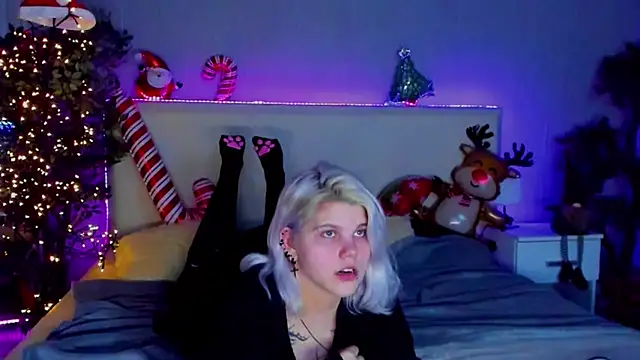 Snapshot of JoannLowe chatting on December 2024 11:28:02 PM JoannLowe online show from December 2024 11:28:02 PM