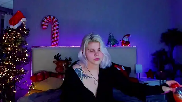 Snapshot of JoannLowe chatting on December 2024 08:16:02 PM JoannLowe online show from December 2024 08:16:02 PM