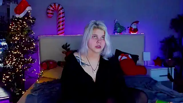 Snapshot of JoannLowe chatting on December 2024 11:22:01 PM JoannLowe online show from December 2024 11:22:01 PM