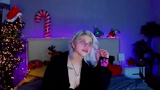 Snapshot of JoannLowe chatting on December 2024 02:25:01 AM JoannLowe online show from December 2024 02:25:01 AM