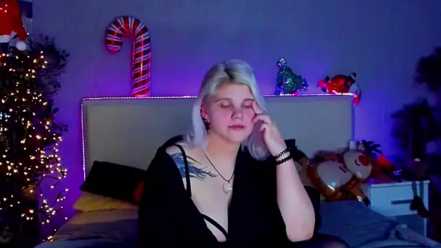 Snapshot of JoannLowe chatting on December 2024 10:37:02 PM JoannLowe online show from December 2024 10:37:02 PM