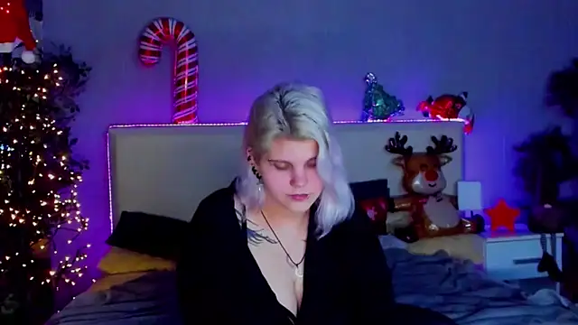 Snapshot of JoannLowe chatting on December 2024 01:40:02 AM JoannLowe online show from December 2024 01:40:02 AM