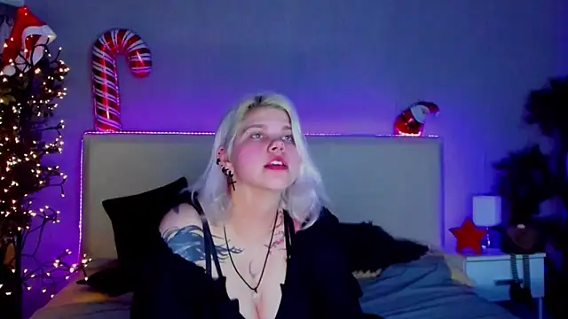 Snapshot of JoannLowe chatting on December 2024 04:16:02 AM JoannLowe online show from December 2024 04:16:02 AM