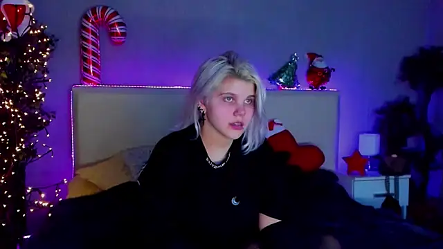 Snapshot of JoannLowe chatting on December 2024 08:15:02 PM JoannLowe online show from December 2024 08:15:02 PM