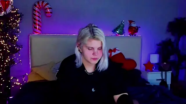 Snapshot of JoannLowe chatting on December 2024 11:18:02 PM JoannLowe online show from December 2024 11:18:02 PM