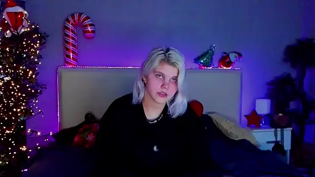 Snapshot of JoannLowe chatting on December 2024 08:58:01 PM JoannLowe online show from December 2024 08:58:01 PM