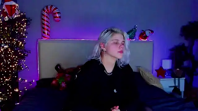 Snapshot of JoannLowe chatting on December 2024 12:00:01 AM JoannLowe online show from December 2024 12:00:01 AM