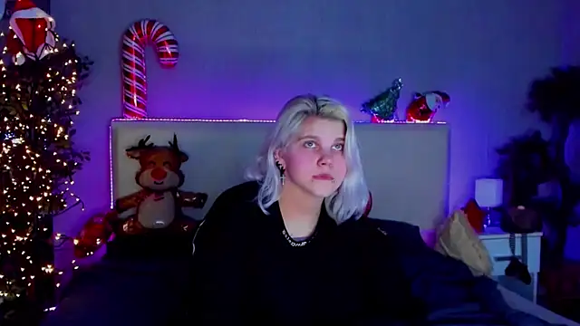 Snapshot of JoannLowe chatting on December 2024 03:01:02 AM JoannLowe online show from December 2024 03:01:02 AM