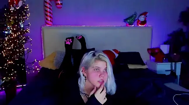 Snapshot of JoannLowe chatting on January 2025 11:27:02 PM JoannLowe online show from January 2025 11:27:02 PM