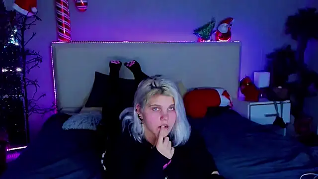 Snapshot of JoannLowe chatting on January 2025 11:44:02 PM JoannLowe online show from January 2025 11:44:02 PM