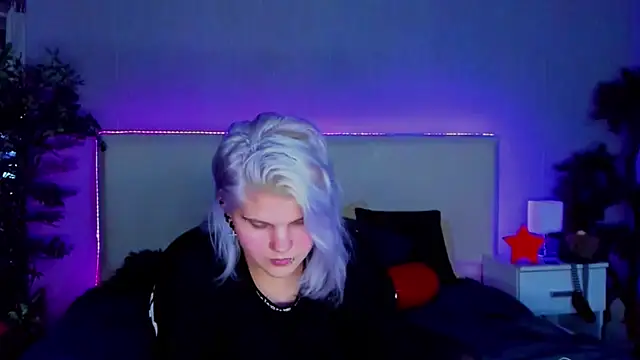 Snapshot of JoannLowe chatting on January 2025 12:16:02 AM JoannLowe online show from January 2025 12:16:02 AM