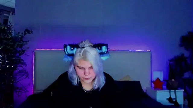 Snapshot of JoannLowe chatting on January 2025 08:43:01 PM JoannLowe online show from January 2025 08:43:01 PM