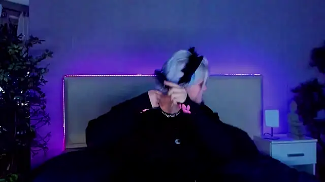 Snapshot of JoannLowe chatting on January 2025 08:04:01 PM JoannLowe online show from January 2025 08:04:01 PM