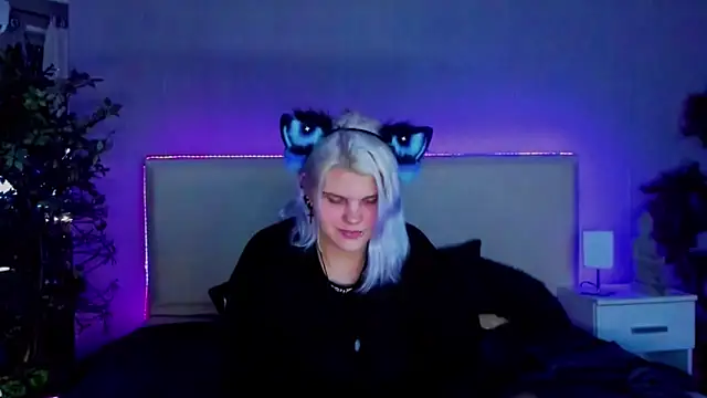 Snapshot of JoannLowe chatting on January 2025 11:05:02 PM JoannLowe online show from January 2025 11:05:02 PM