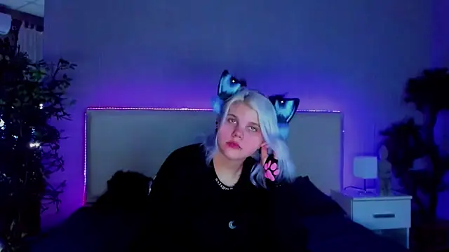 Snapshot of JoannLowe chatting on January 2025 08:26:02 PM JoannLowe online show from January 2025 08:26:02 PM