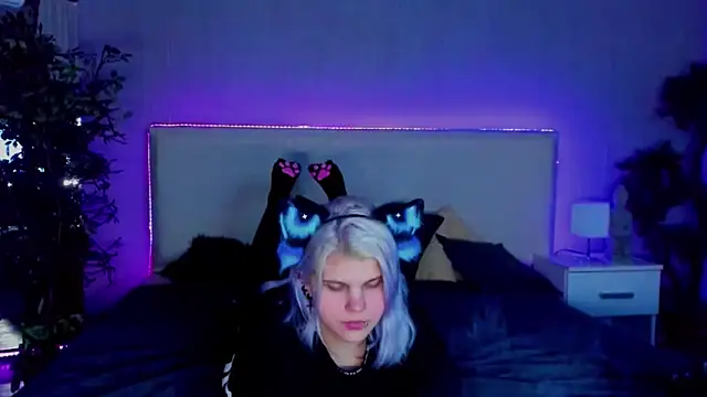 Snapshot of JoannLowe chatting on January 2025 11:30:01 PM JoannLowe online show from January 2025 11:30:01 PM