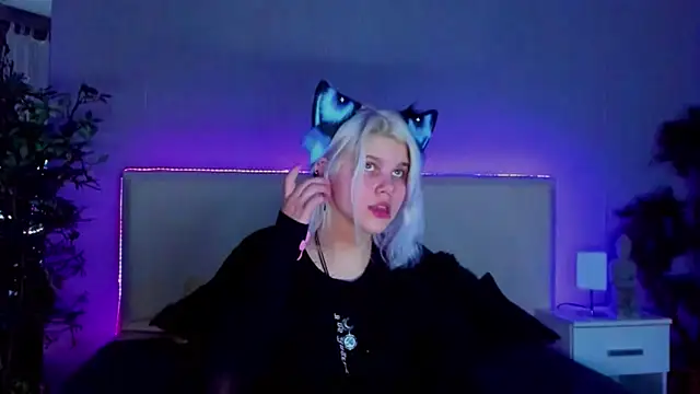 Snapshot of JoannLowe chatting on January 2025 08:51:01 PM JoannLowe online show from January 2025 08:51:01 PM