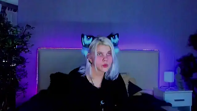 Snapshot of JoannLowe chatting on January 2025 11:43:01 PM JoannLowe online show from January 2025 11:43:01 PM