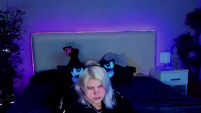 Snapshot of JoannLowe chatting on January 2025 11:21:01 PM JoannLowe online show from January 2025 11:21:01 PM