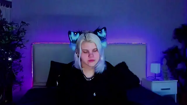 Snapshot of JoannLowe chatting on January 2025 08:00:02 PM JoannLowe online show from January 2025 08:00:02 PM