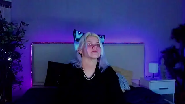 Snapshot of JoannLowe chatting on January 2025 11:02:02 PM JoannLowe online show from January 2025 11:02:02 PM