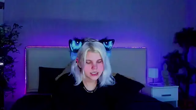 Snapshot of JoannLowe chatting on January 2025 12:14:02 AM JoannLowe online show from January 2025 12:14:02 AM