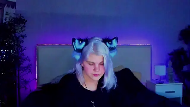 Snapshot of JoannLowe chatting on January 2025 12:18:01 AM JoannLowe online show from January 2025 12:18:01 AM