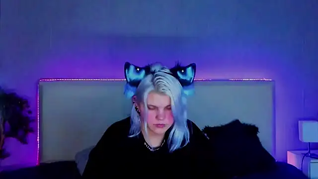 Snapshot of JoannLowe chatting on February 2025 08:31:02 PM JoannLowe online show from February 2025 08:31:02 PM