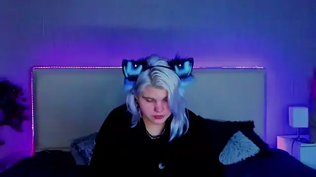 Snapshot of JoannLowe chatting on February 2025 12:17:02 AM JoannLowe online show from February 2025 12:17:02 AM