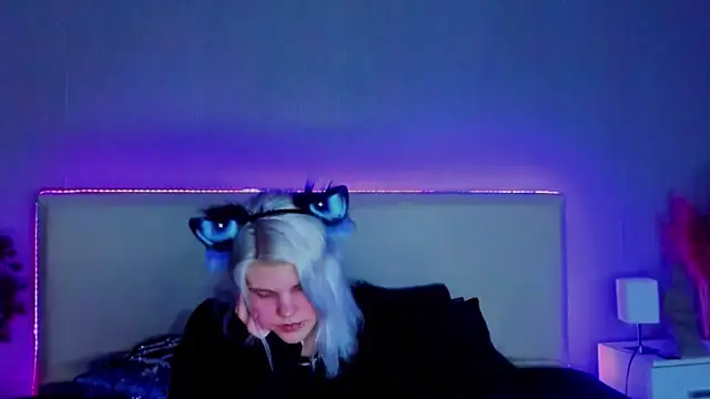 Snapshot of JoannLowe chatting on February 2025 12:09:01 AM JoannLowe online show from February 2025 12:09:01 AM