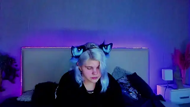 Snapshot of JoannLowe chatting on February 2025 10:21:02 PM JoannLowe online show from February 2025 10:21:02 PM