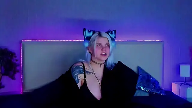 Snapshot of JoannLowe chatting on February 2025 10:59:01 PM JoannLowe online show from February 2025 10:59:01 PM