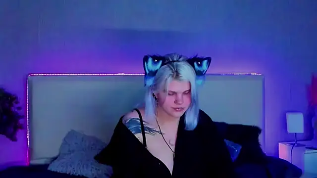 Snapshot of JoannLowe chatting on February 2025 11:11:02 PM JoannLowe online show from February 2025 11:11:02 PM