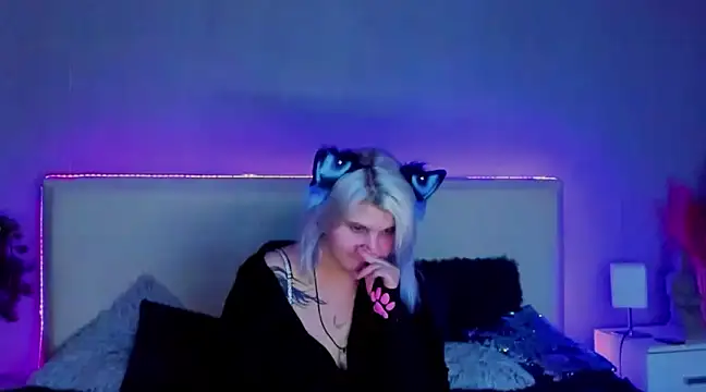 Snapshot of JoannLowe chatting on February 2025 02:32:02 AM JoannLowe online show from February 2025 02:32:02 AM