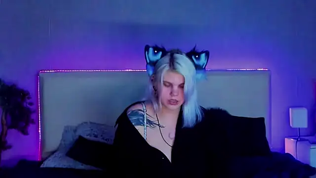 Snapshot of JoannLowe chatting on February 2025 08:53:02 PM JoannLowe online show from February 2025 08:53:02 PM