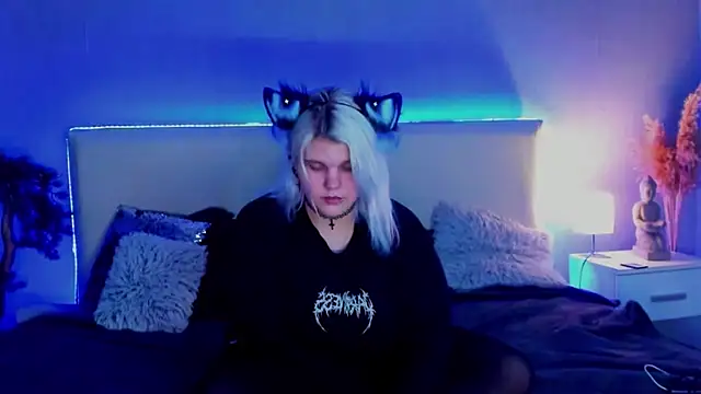 Snapshot of JoannLowe chatting on March 2025 09:00:02 PM JoannLowe online show from March 2025 09:00:02 PM