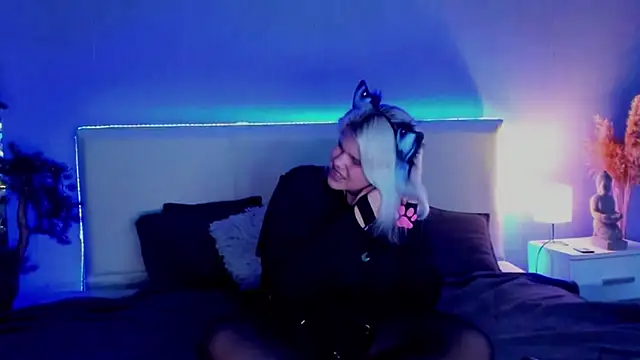 Snapshot of JoannLowe chatting on March 2025 08:15:02 PM JoannLowe online show from March 2025 08:15:02 PM