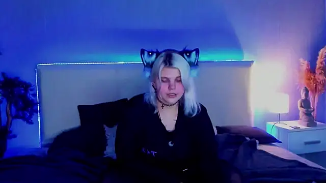 Snapshot of JoannLowe chatting on March 2025 02:27:01 AM JoannLowe online show from March 2025 02:27:01 AM