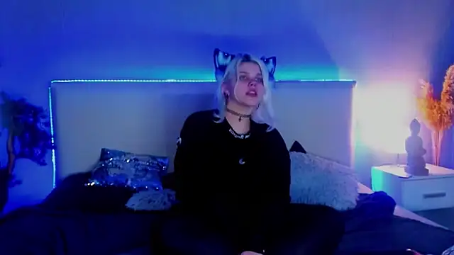 Snapshot of JoannLowe chatting on March 2025 03:01:02 AM JoannLowe online show from March 2025 03:01:02 AM