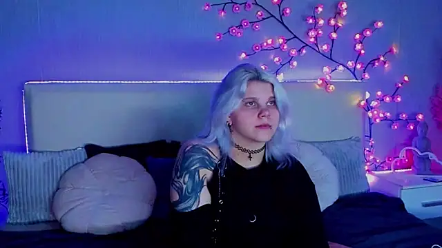 Snapshot of JoannLowe chatting on September 2025 07:15:02 PM JoannLowe online show from September 2025 07:15:02 PM