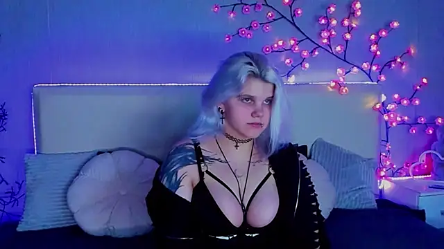 Snapshot of JoannLowe chatting on September 2025 07:25:02 PM JoannLowe online show from September 2025 07:25:02 PM