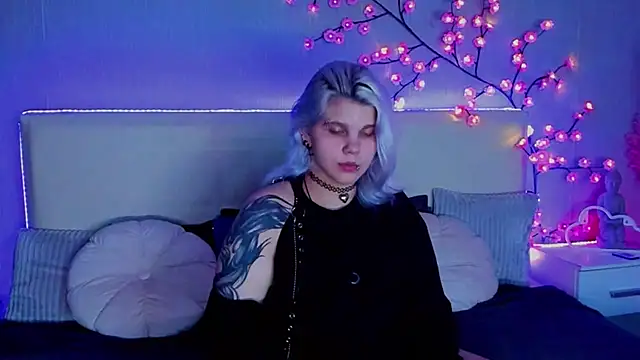 Snapshot of JoannLowe chatting on September 2025 07:17:02 PM JoannLowe online show from September 2025 07:17:02 PM